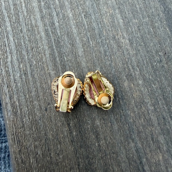 Wedgwood Pink Jasperware Cameo Heart Shaped Earrings - Picture 3 of 5